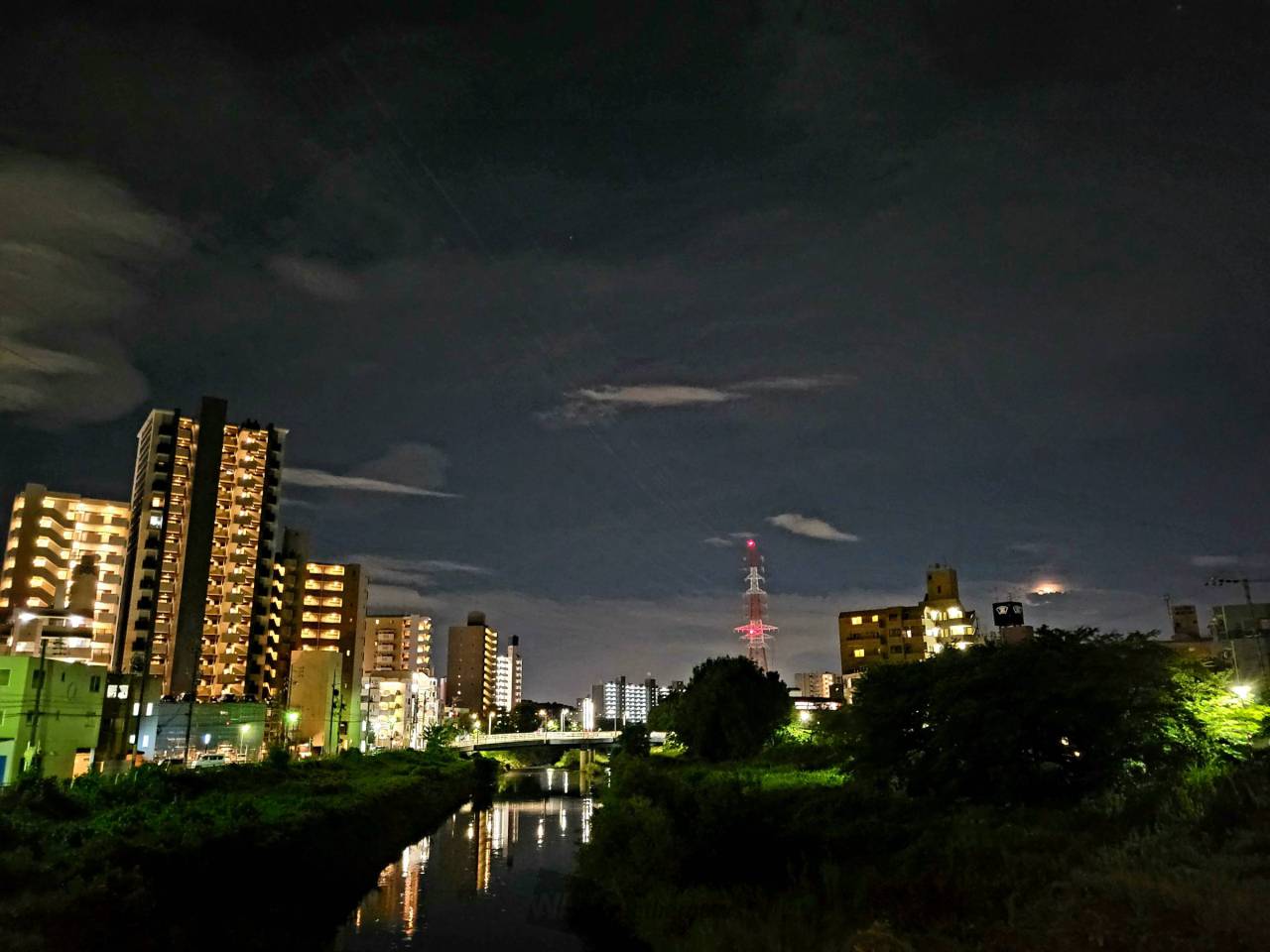 薄曇りの中 お月様が雲に沈んでいきました 愛知県名古屋市天白区 尾張の桃太郎 ウェザーニュース