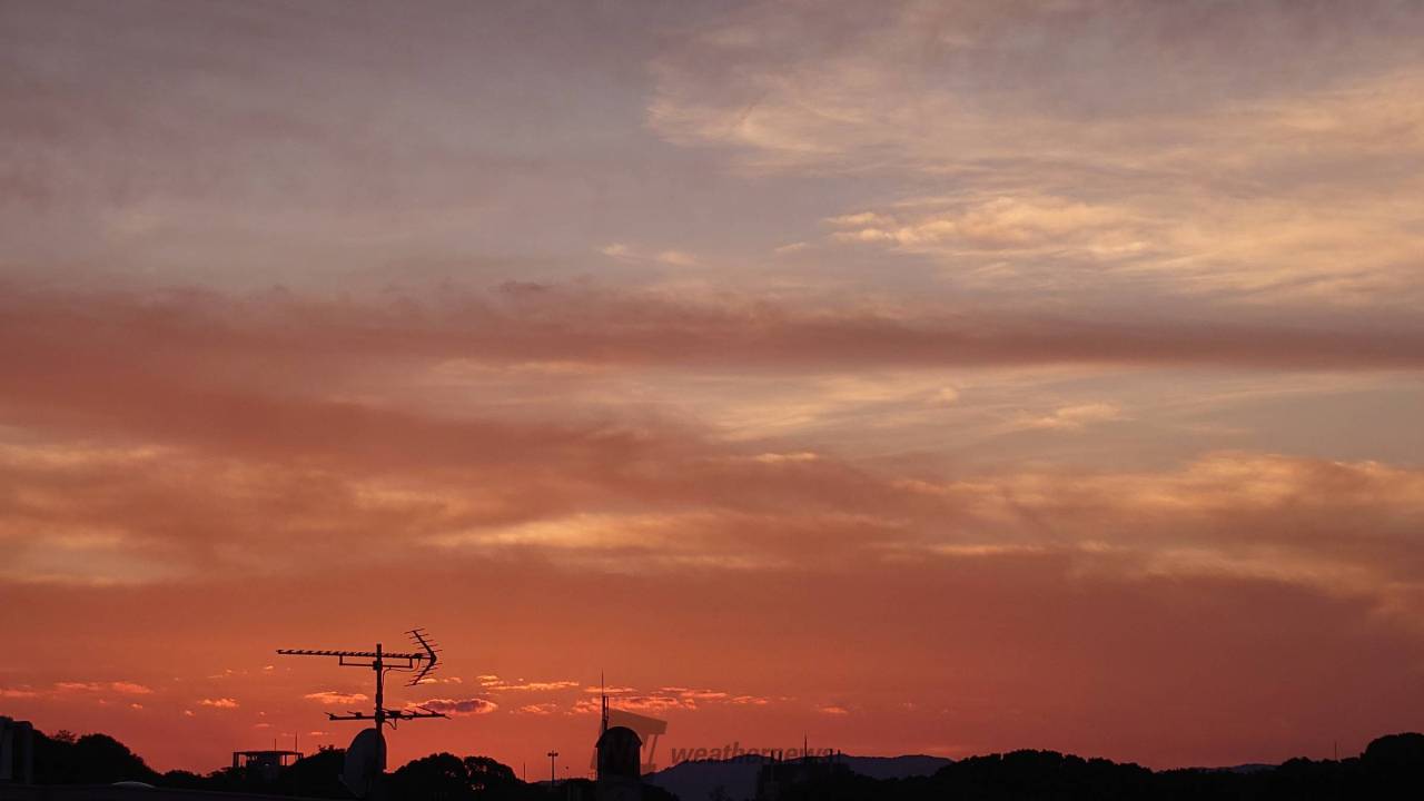 薄曇りの雲が赤く焼ける夕焼けタイム 空気 広島県広島市南区 ナナパン ウェザーニュース