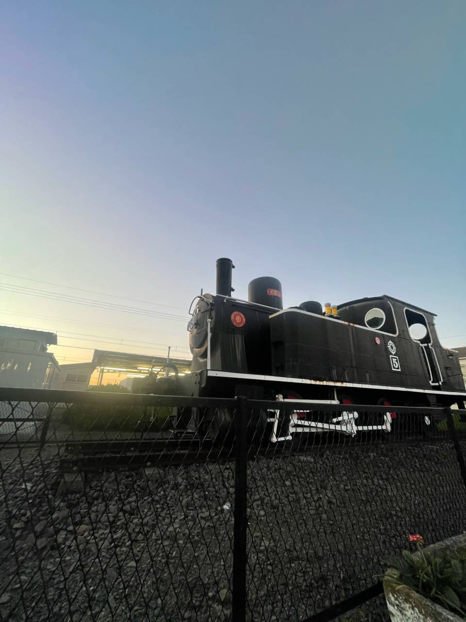 おもちゃのまち駅の機関車と夕焼け。陽が落 栃木県下都賀郡壬生町 LUNAmama ウェザーニュース