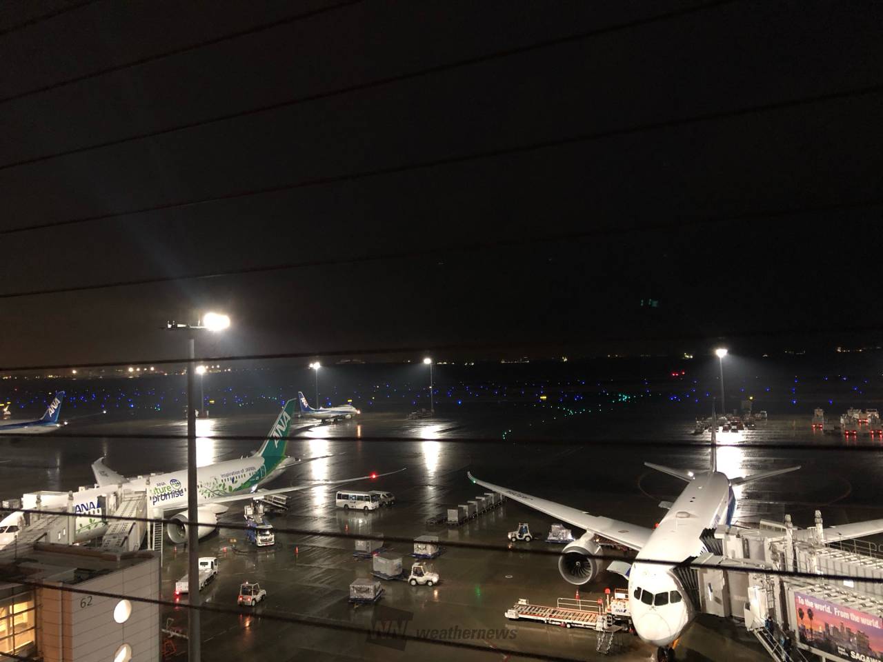 羽田空港。雨模様で...