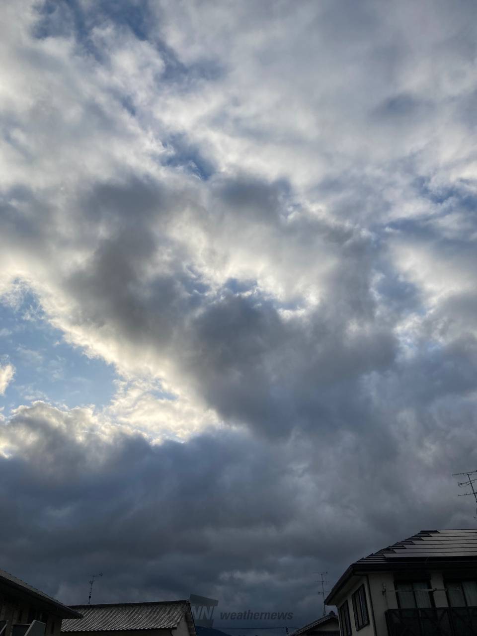 西の空は真っ黒な雲に覆われて夕焼けは見え | 京都府京都市西京区 | かりちゃU^ェ^U | ウェザーニュース