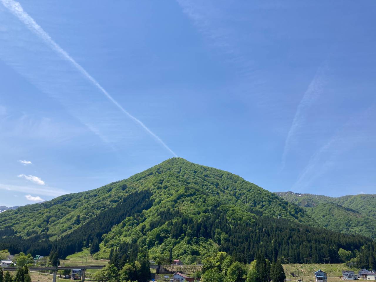 飛行機 ️雲が伸びてますね〜♪天気の下り 新潟県南魚沼郡湯沢町 小麦色の雪達磨 ウェザーニュース