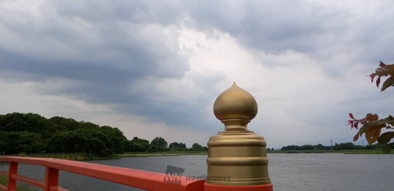 多々良沼、浮島橋から北方向を。黒雲が目立 群馬県邑楽郡邑楽町 上州老人 ウェザーニュース