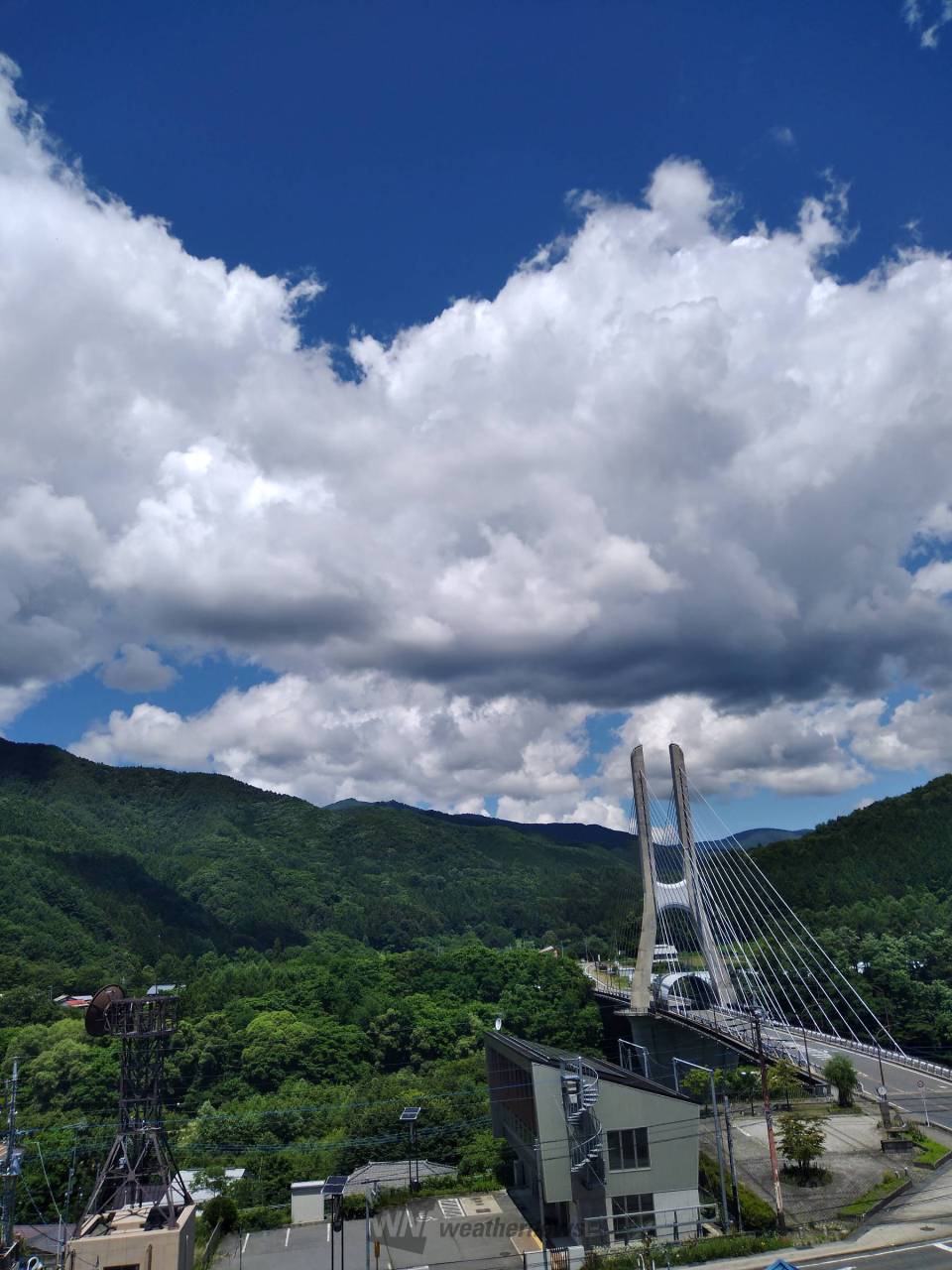 片品村鎌田周辺の空。もくもく積雲が点在し 群馬県利根郡片品村 黒ポロ ウェザーニュース