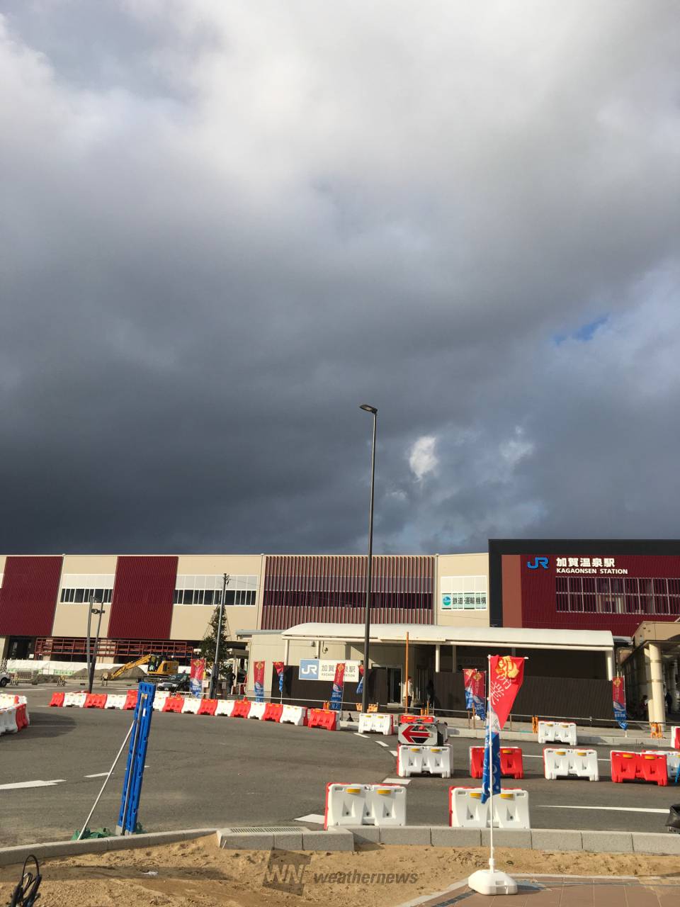 北陸本線の加賀温泉駅 北の空は黒っぽい雲 石川県加賀市 いつもの指定席 ウェザーニュース