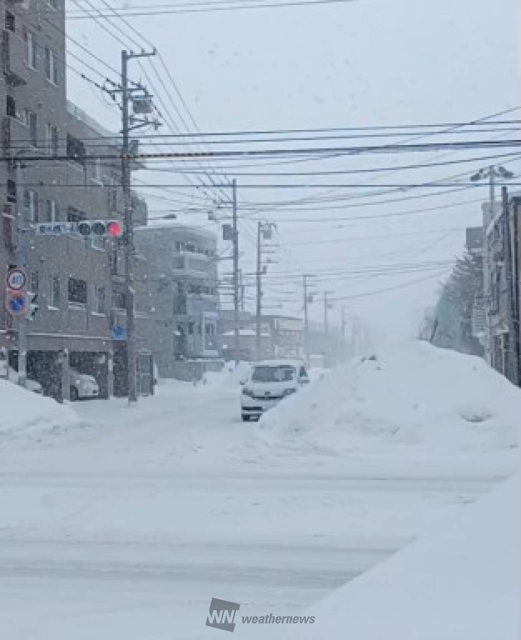 降雪の勢いは強く、また吹雪いています。 