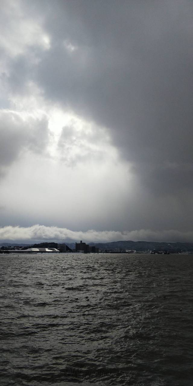曇天で一部明るい空模様です。 風が冷たい 島根県松江市 スパティ ウェザーニュース