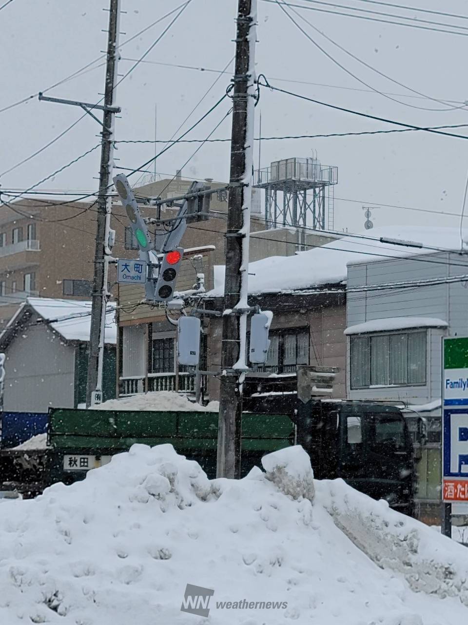 今の横手大町交差点 吹雪いたり、止んだり 秋田県横手市 RAN ウェザーニュース