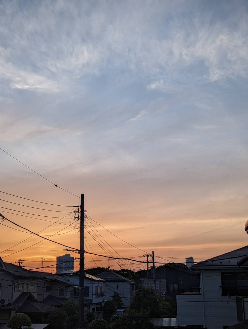 夕焼け空冷たい雨...