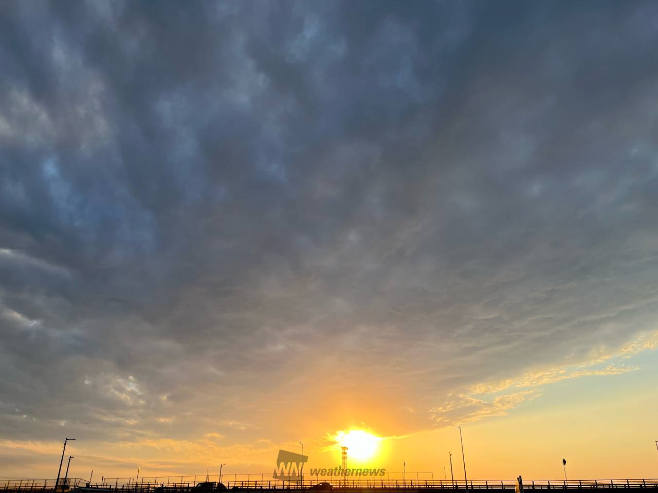 夕暮れです。 雲の流れが夕日の沈む方向と | 千葉県市川市 | -けん 