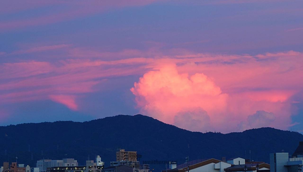 燃えるように色付くモクモクした積乱雲をア | 広島県広島市南区 | ナナパン | ウェザーニュース