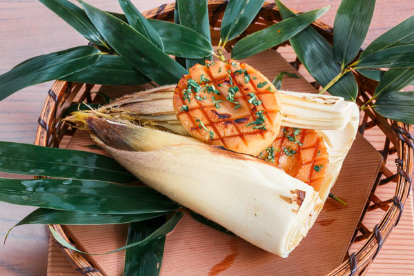 朝掘りした筍で調理した焼竹