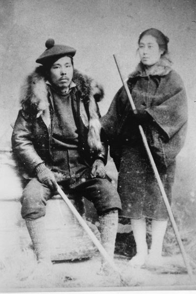 初めて冬季観測を行った野中夫妻（気象庁提供）