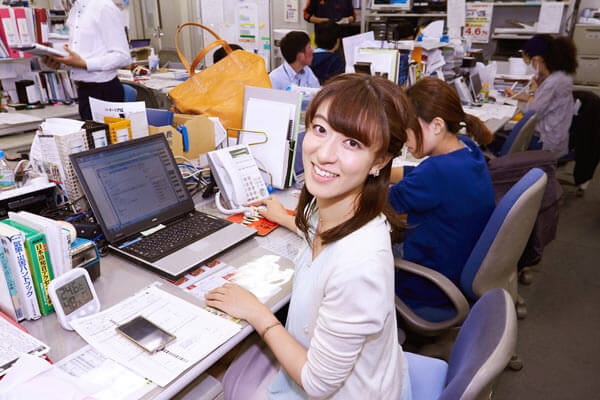 局内の堀さんのデスクにて