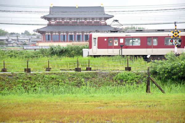 大極殿の前を近鉄奈良線が横切っていく