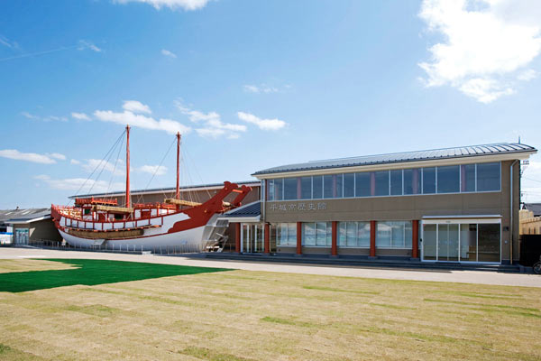 平城京歴史館と遣唐使船（写真／平城京歴史館）