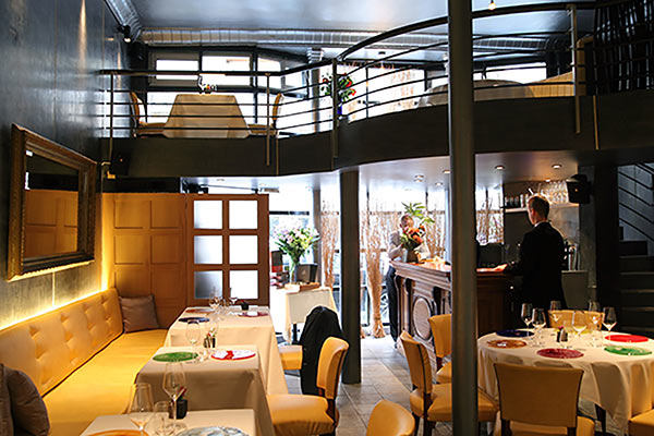 吹き抜けの空間が、開放感をもたらす