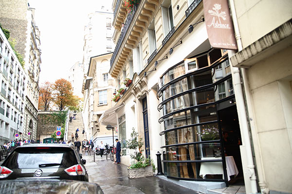 レストランはメトロのパッシー駅から程近い