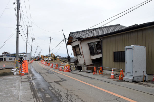 今も家や電柱は傾いたまま