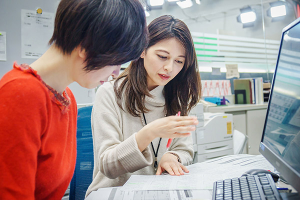 上山千穂アナとお天気コーナーの打ち合わせ