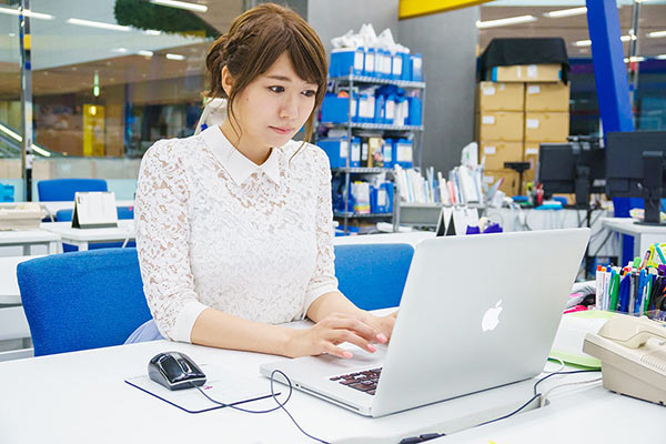 ウェザーニューズのデスクにて本番前の準備