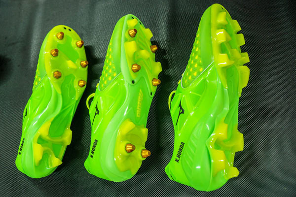 右が晴れ用、中と左が雨天用スパイク