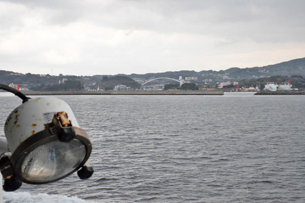 郷ノ浦港に入港する