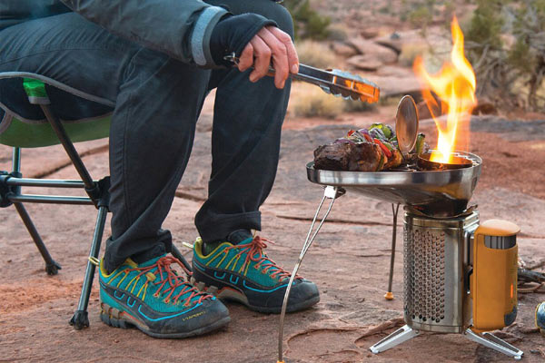 焚き火で充電！ “災害時”にも役立つキャンプストーブ - 月刊SORA