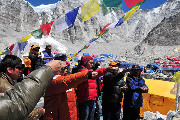 プジャ（登山の安全祈願）をする
