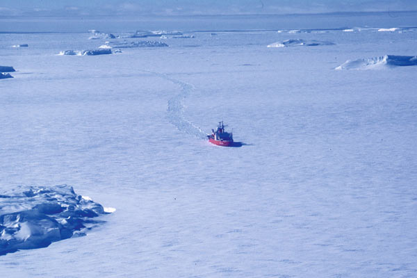 南極海を砕氷しながら航行するしらせ