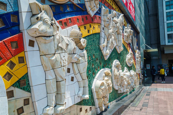 夜になるとライトアップされる