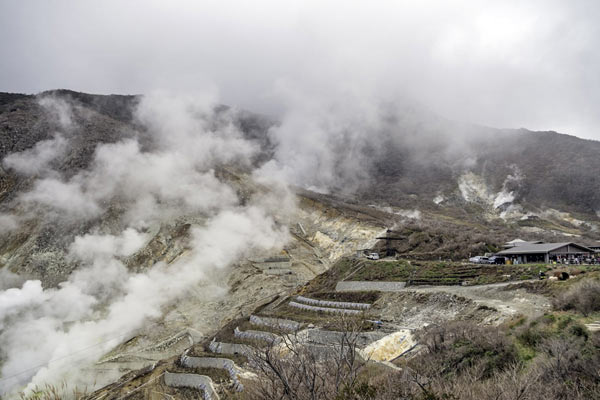 大涌谷の谷底から噴煙が立ちのぼる