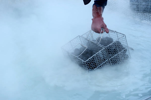 たまご池で1時間茹でる