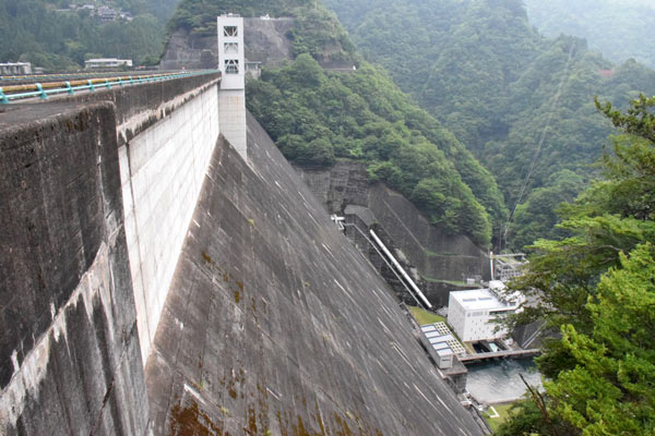 小河内ダムの堤高は149m