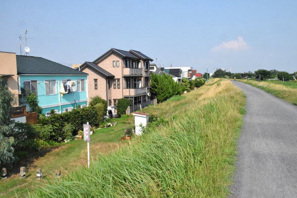 堤防の内側には住宅が並ぶ
