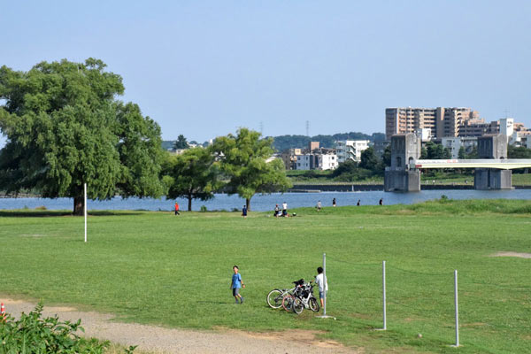 河原は市民の憩いの場になっている