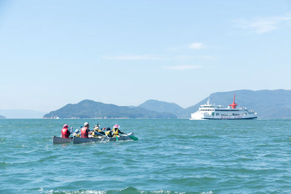 葛島に向けて漕ぐ子供たち
