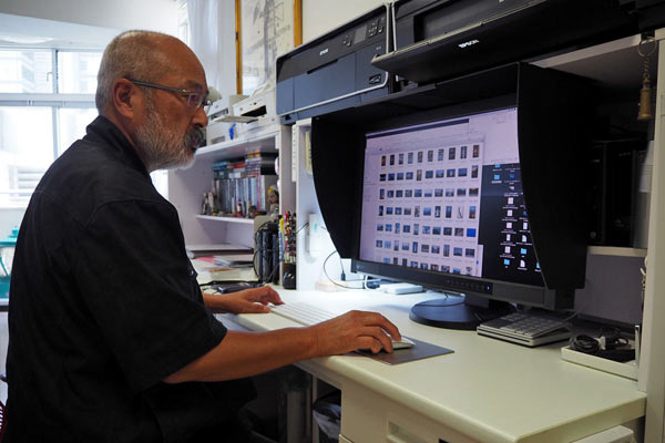 オフィスは灯台の資料に囲まれている