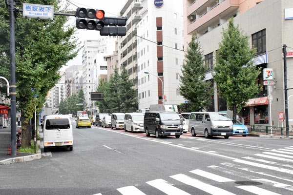 壱岐坂下交差点と交わる新壱岐坂