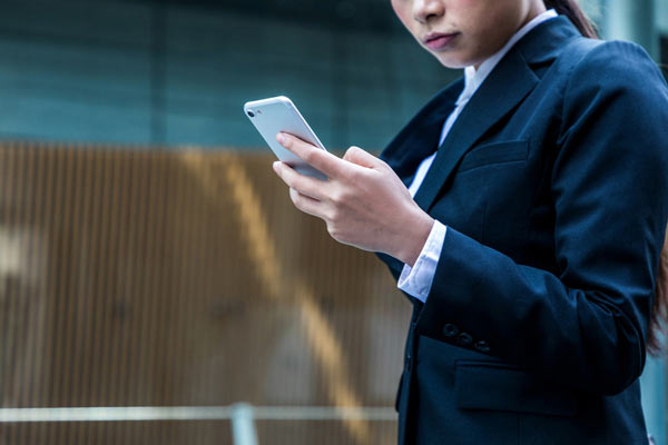 スマホで姿勢が悪くなると体の不調も