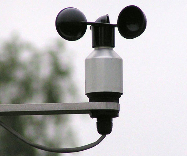 各地で風速を記録した風速計