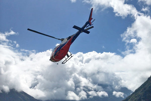 ナムチェでの唯一の交通手段、ヘリコプター