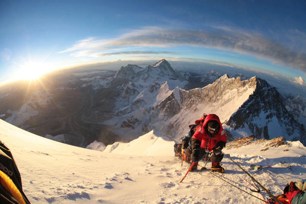 空気が薄い高山では酸素マスクをつけて登る